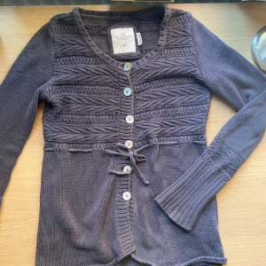 Stickad tröja  - Någon slags twilight-grunge y2k-vibb typ? Älskar den men använder aldrig