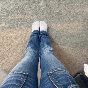 Blåa diesel jeans - Blåa diesel jeans som är raka/bootcut i modellen. De är så fina och har coola fickor där fram, men de är försmå för mig.