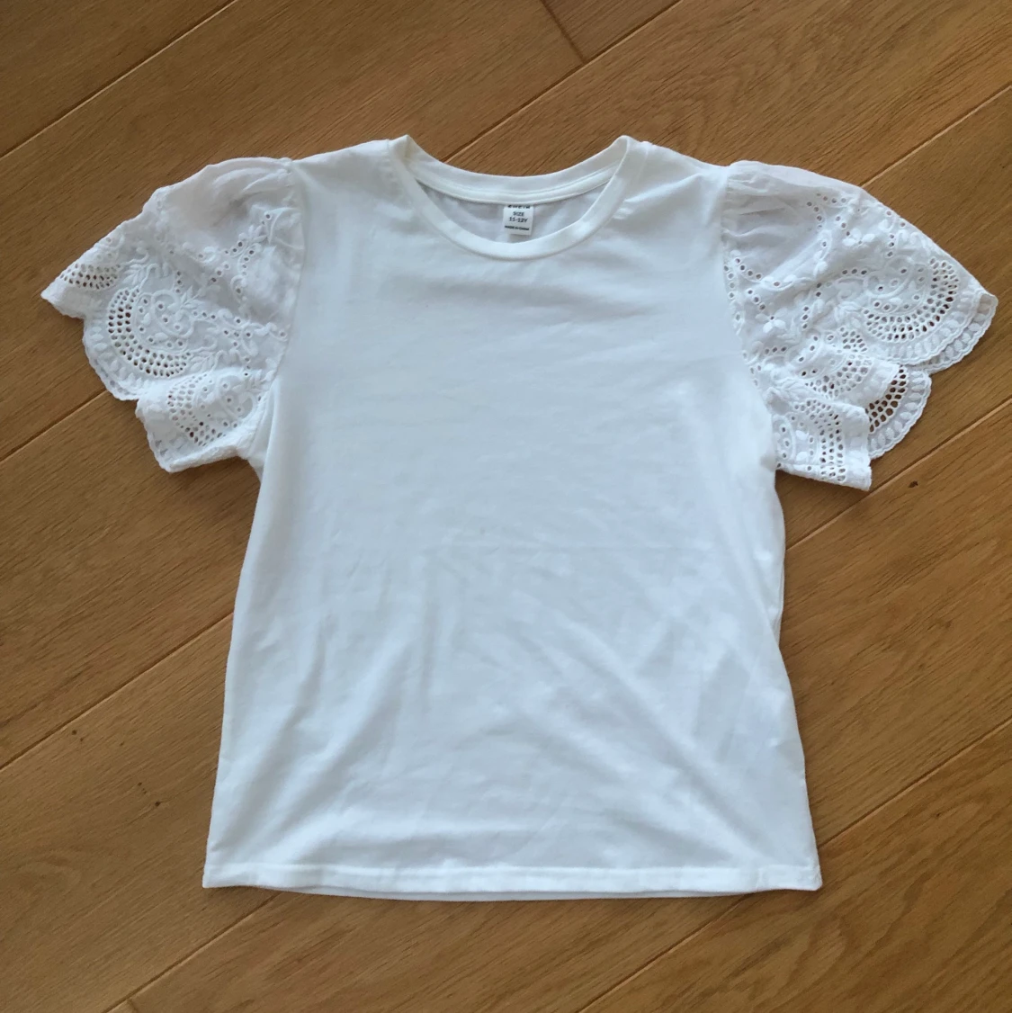 T-shirt med broderi ärmar