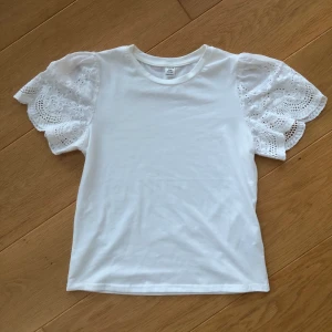 T-shirt med broderi ärmar - 💎Från: SHEIN💎Orginalpris: 80kr💎Nytt pris: 40 kr+frakt💎Inga skador eller fläckar💎Kommer ifrån djur och rökfritt hem💎