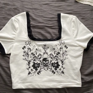 top - säljer en cropat topp då den är förliten för mig 