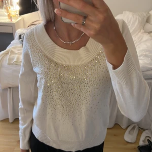 Stickad tröja - Denna fina tröja är från Calvin Klein i storlek L men är ganska liten så skulle säga att den passar S- XS. Den är lite kortare i ärmarna. 