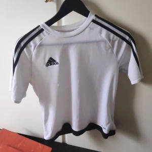 Adidas tränings tröja  - En nästintill oandvän Adidas tröja. Inga synliga skador den är som ny.