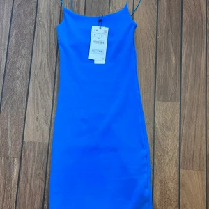 Blå klänning från Zara - Blå klänning från Zara, lappen finns kvar. Säljer för att jag inte använt den. Storlek S, dock sitter den ganska tajt på mig som vanligtvis har S/36.