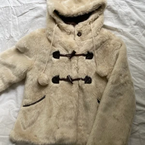 Fluffig jacka  - En jättesöt och gosig pälsjacka! Inte min stil längre tyvärr. Jackan har en stor och mysig luva och fickor. Perfekt höstjacka, kan även funka på vintern. Skriv för fler bilder eller andra funderingar 🤍✨