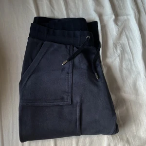 Juciy couture st S - Säljer ett par juciy byxor som jag köpte på plick men tyvärr inte passade, det är jättefina och ser som nya ut! Kan tänka mig att byta mot en i storlek xxs eller xs också 