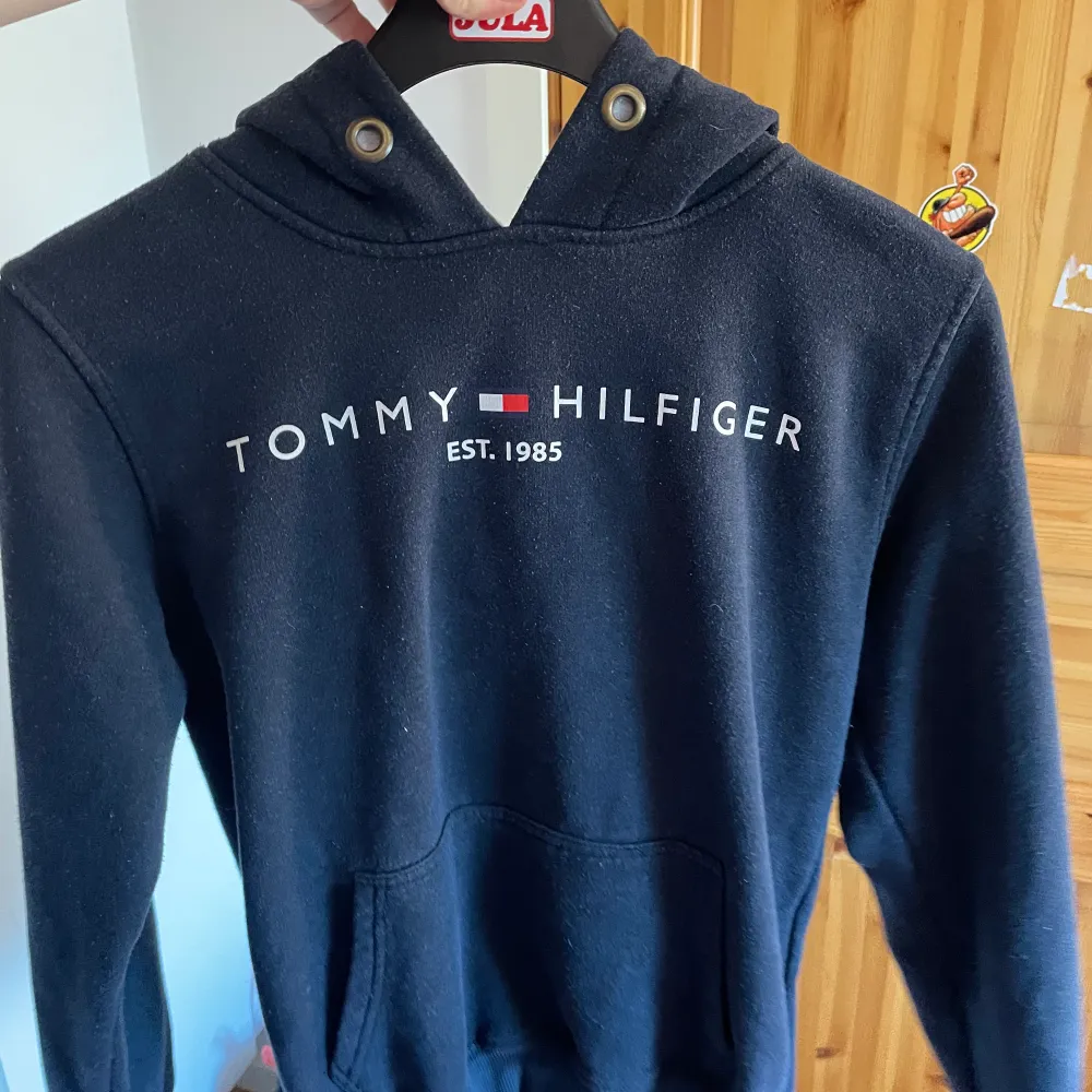  Tommy Hilfger tröja i storlek S aldrig använt . Hoodies.