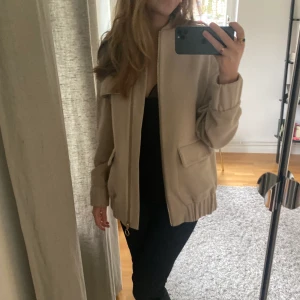 Beige jacka - Säljer min supersnygg beige jacka/kappa. Inga defekter eller liknande. Varm nu till hösten 💗💗🫶