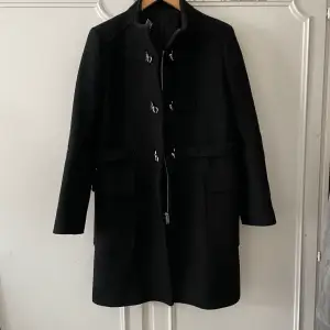 Hejhej, jag säljer nu denna höstiga svarta kappa från Zara med detaljer. Bra kvalite och formar axlarna. Priset kan alltid diskuteras😀