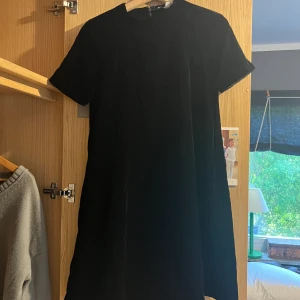 Svart sammets klänning  - Svart sammets klänning från & Other stories  Storlek - S Bra skick  Köpt för 500kr Säljer för 300kr