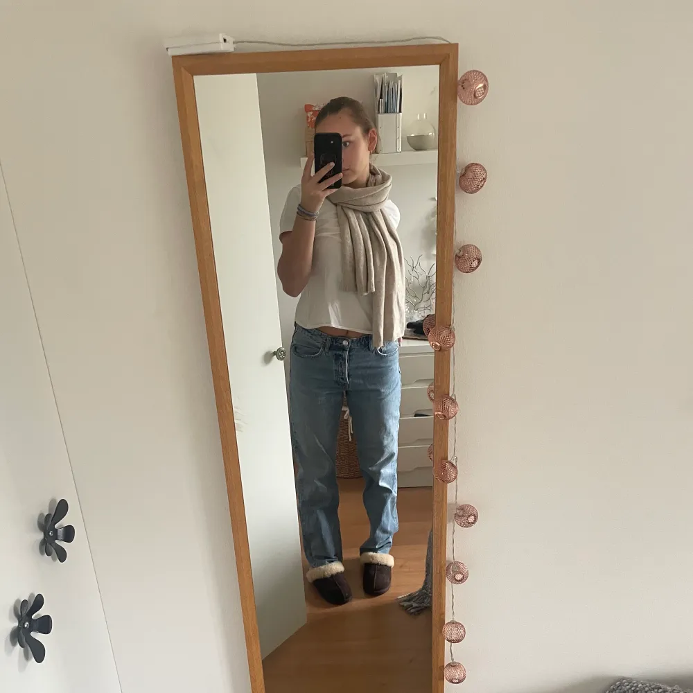 Säljer nu mina jeans i den populära mid raise straight modellen från zara i storlek 40. Sitter perfekt oversized på en 36-38a!! Färgen syns bäst på andra bilden . Jeans & Byxor.