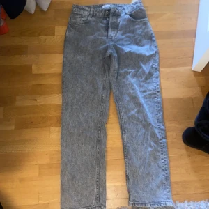 Jeans  - Svin snygga grå jeans från zara i storlek 36, använda en gång. Köparen står för frakten🫶🏽🫶🏽