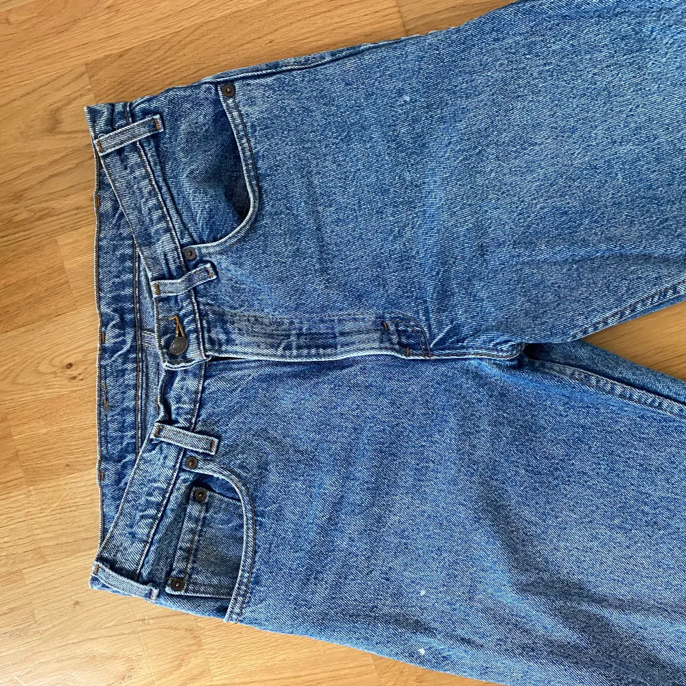 Använda fåtal gånger. Modell 540. Raka ben.  Medel/hög midja. Står ingen storlek i jeansen men uppskattar det till w29-30.. Jeans & Byxor.