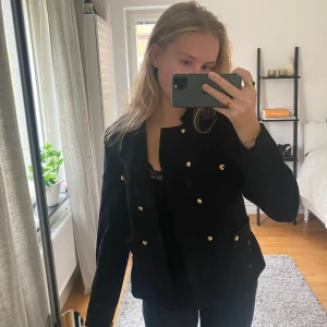 Svart jacka - Säljer denna sjukt snygga svarta jackan med guldiga detaljer.💗💗frakt tillkommer!