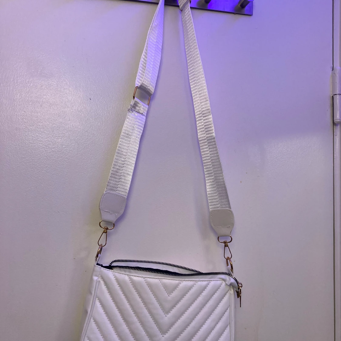 vit handväska i läderimitation  - 90