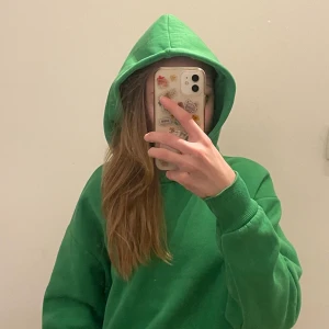 Ginatricot hoodi - Grön hoodi från ginatricot som jag använt 2 finger fick den i julklapp av min pappa och de var inte min typ av gröna färg❤️ storlek XS