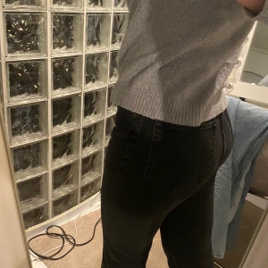 Svarta jeans med slits  - Säljer dessa (ish) sotsvarta jeans från Pull and bear💕 De har en kort slits längst ner på yttersidan (sista bilden). Frakt ingår inte i priset.