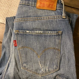 Levis jeans med hål - Säljer dessa sjukt snygga levis jeans, blivit för små för mig :( jätte snygg blå färg! Modell: 721 high Rise skinny 