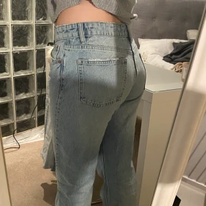Blåa mid jeans  - Jeans från Zara i strlk 40 men sitter som en 38💕 De har knappar ist för gylf. Säljer för 200+frakt
