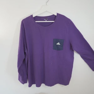 Adidas tee shirt  - Fin adidas tee shirt 👍🏼Den passar bra som M oversize eller L  Skriv gärna om du vill flera bilder !