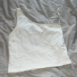 Gina Tricot linne - Gina Tricot linne. Säljer detta linne för att det är för stort och nästan aldrig använt! Jag har ett till likadant linne som är exakt lika mycket använt som detta fast i svart som jag också säljer!☺️