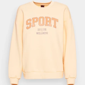 sweatshirt  - en jätte fin sweatshirt som jag inte använder längre pga att den har blivit för liten !!⭐️
