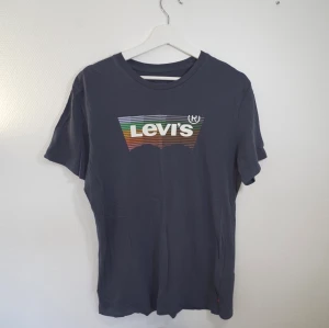 Levis blå tee shirt size L - Nyskick levis tee shirt storlek L Skriv gärna om du vill flera bilder!
