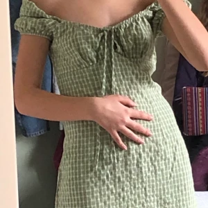 Grön fin klänning  - Den här fina klänningen är glrnnmed vita rutor och har ungefär andvänt den en gång 