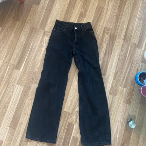 Jeans, monki - Ett par wide/straight jeans från Monki. Sitter bra på mig som brukar ha S/XS. 