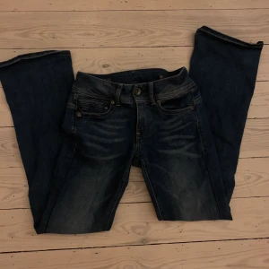 Lågmidjade trendiga jeans  - Lågmidjade mörka bootcut jeans!! I storlek small. Jag är runt 157cm men dem är litet långa på mig. <3