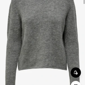 Stickad tröja  - Säljer denna gråa stickade tröja i stl M, den är nästintill oanvänd så inga synliga defekter, på bilden har jag vikt upp tröjan men den går egentligen över magen,  säljer för 150kr, hör av dig vid frågor🫶🏼