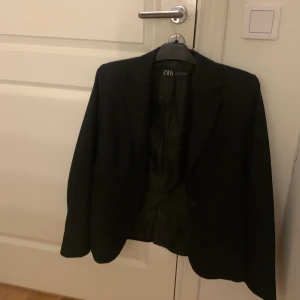 Kavaj från Zara - En svart kavaj från zara i storlek 38 sjukt fin och jätte fin passform känns jätte elegant och classy. 