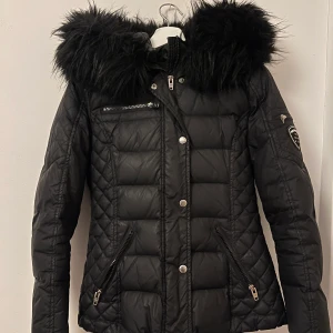 Rockandblue  - Säljer nu min rockandblue jacka som är använd halva förra vintern. Den är i otroligt fint skick endast en liten skada på höger ärm som knappt syns (bild 3)   Har satt riktpris på 900 men kom med bud annars kan gå ned i pris vid snabb affär 