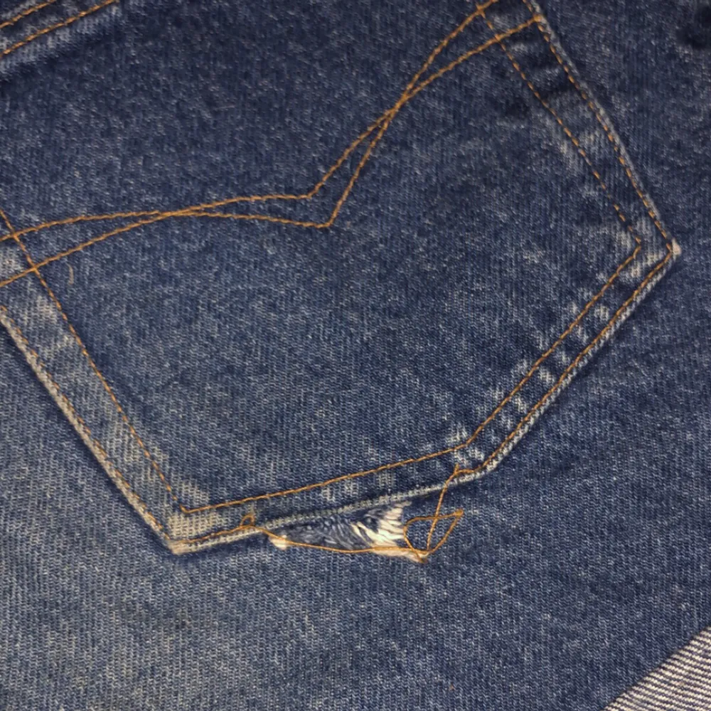 Snygga jeansshorts i storlek 28 från Jack Davy’s Jeans. Liten skada på ena bakfickan men inget som påverkar fickans funktion💞. Shorts.