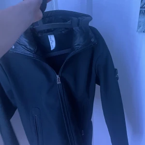 Stone island soft schell  - En snygg stone island jacka som man kan ha i alla väder 