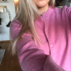 Rosa kofta - Rosa stickad kofta från hm superfin och skön, helt ny