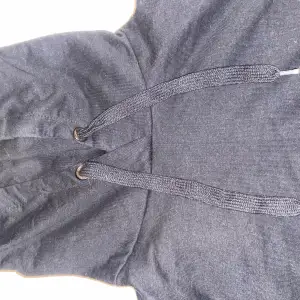 Säljer nu denna svarta hoodie köpt ifrån Ullared. Använd 2 gånger. strl S. 100kr+frakt. Pris kan diskuteras vid snabb affär. Vid fler frågor kom privat💖💖