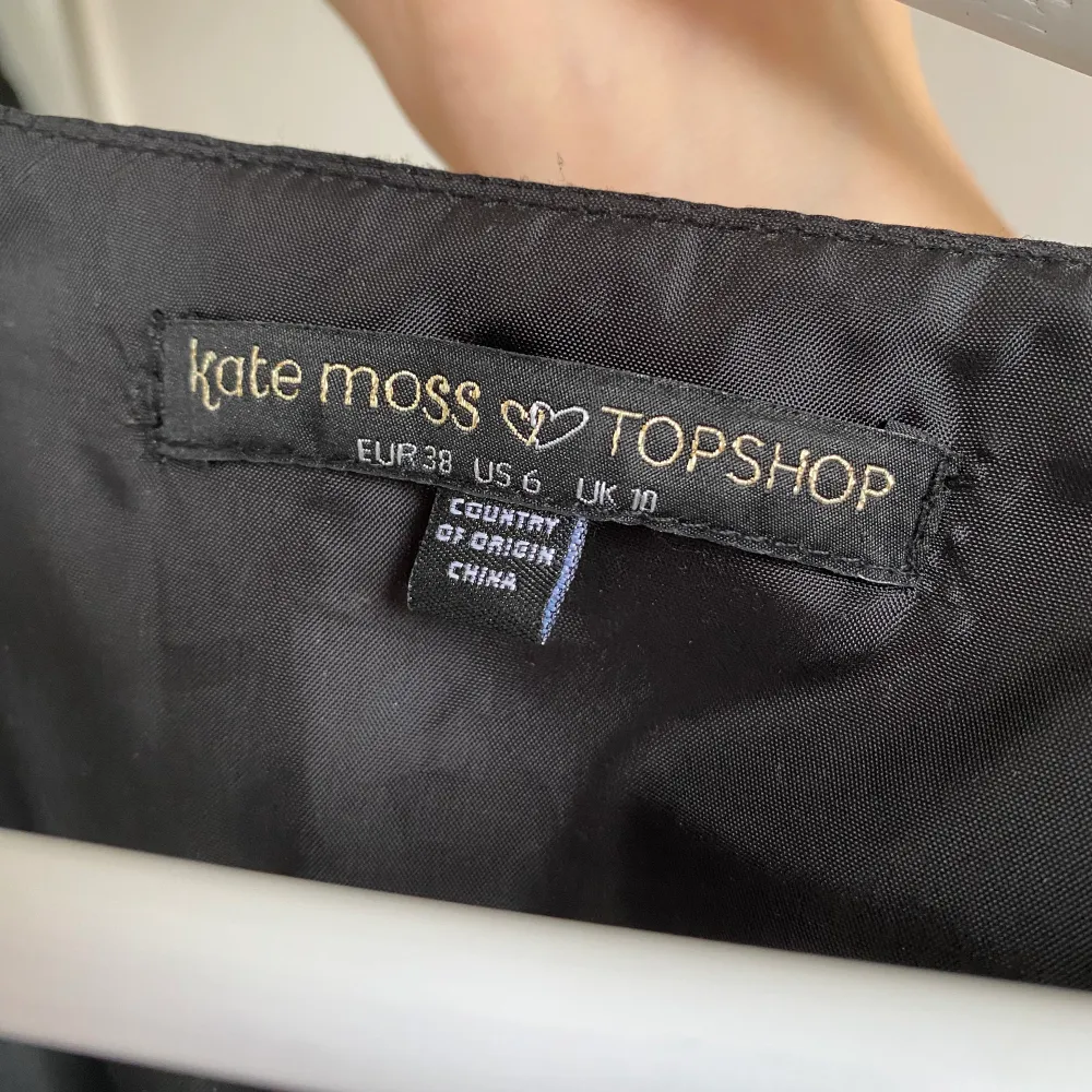 Superfin klänning från topshop x kate moss som tyvärr är för liten för mig. Den kan även användas som blus. Bra skick, aldrig använd! Står 38 men den är liten, skulle säga 36. . Mekot.