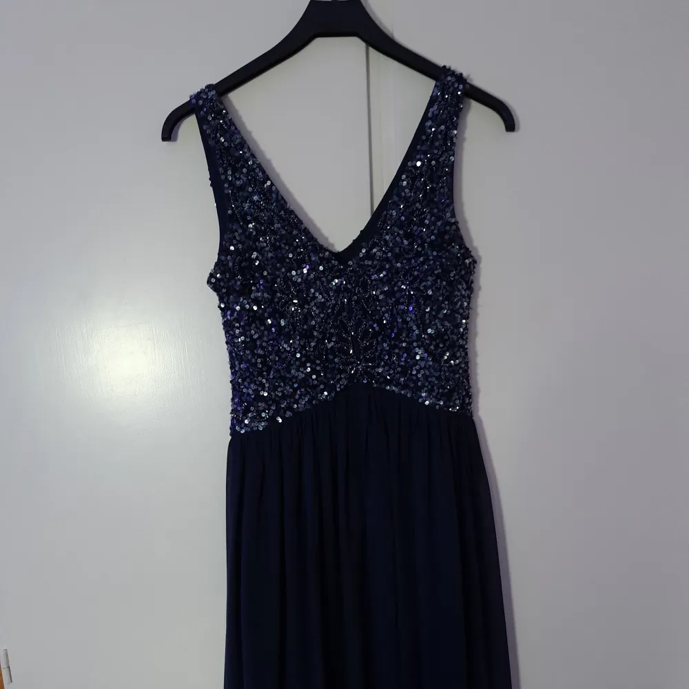 Mörkblå klänning från Aidan Mattox Storlek 40. Klänningar.