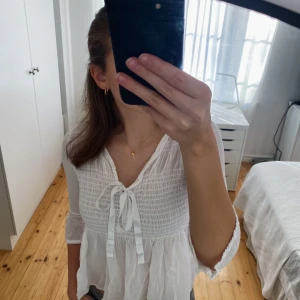 Vit blus - Säljer denna supersöta blus då den tyvärr har blivit för liten för mig. Storlek S. Skriv för fler bilder!😘