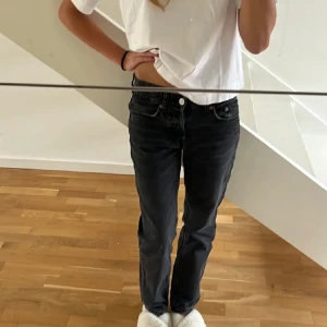 Zara mid rise jeans 32 - Säljer jättefina mid rise straight jeans från zara. De är i stl 32 och i bra skick. Säljer för 250 men priset kan diskuteras, skriv gärna privat om ni undrar nåt🥰