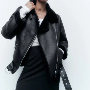 BIKERJACKA MED TEDDYFODER IFRÅN ZARA. - BIKERJACKA MED TEDDYFODER IFRÅN ZARA.  Storlek: S Färg: Svart Nypris: 1995kr Mitt pris: 150kr