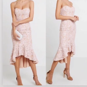 Fest klänning storlek 40 - Detta är en jätte fin festklänning från Jarlo💗. Har endast använt en gång och är i ett jätte bra skick. Klänningen har en inbyggd vaddering. Den är i storleken 40 och säljer för 999kr. Köparen står för frakten. 