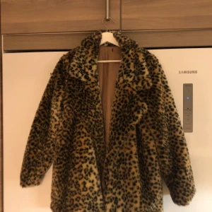 Pälsjacka (fake) - Säljer min fake pälsjacka, endast använd ett fåtal gånger. Lappen är borta så vet ej vilket märke det är men storleken är som en s/m skulle jag vilja säga:)