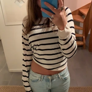 Zara tröja  - Zara tröja som köptes för cirka 2 år sen använd fåtal gånger, bra skick frakt ingår