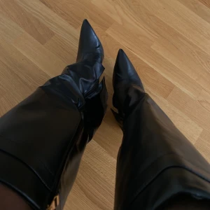 Boots  - Säljer dessa fina boots, helt nya endast testad kartong och allt finns kvar. Tyvärr tyckte jag inte om dom så mycket, så testar sälja här istället för att returnera. Köpta på EGO strlk 40 men passar mig som har vanligtvis 39🤍inklusive frakt❤️