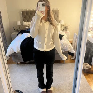 Kofta med fina detaljer  - En superfin kofta med fina detaljer 🤍🧸