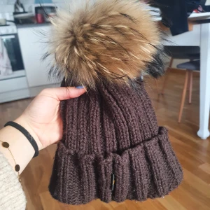 Mössa från HPI of Sweden  - Mössa med pälsboll från märket HPI of Sweden.   Mössan har fin kvalitet och perfekt passform med stretch som gör att den passar många olika huvudstorlekar 🌼   Något luddig från användning men utöver det i fint skick