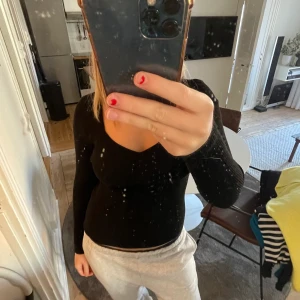 Stickad topp Hm - Svart stickad topp från hm med fina stickade detaljer 