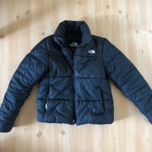 The north face jacka  - Säljer min the north face jacka pga. att den inte kommer till användning hos mig. Köpt second hand och har en defekt i form av några små hål på insidan, därav det låga priset. Dock inget som syns utåt eller läcker dun. Skriv för fler bilder eller frågor💕